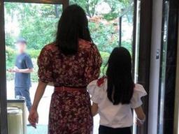 김희선 딸 연아, 훌쩍 큰 모습 포착 ‘남다른 다리 길이’