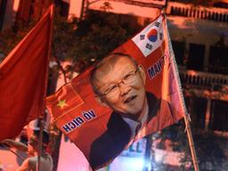 박항서 등신대와 태극기 흔들어…<strong>4</strong><strong>강신화</strong>에 베트남 한류열풍