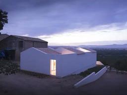 24평인데 <strong>마당</strong> 4개 갖춘 하얀 별장