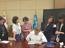 “대통령이 무슨 아이돌인가” 강용석, 靑 여성 비서관 <strong>사진</strong> 재차 겨냥