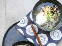 따뜻한 국물이 속을 달래주는 ‘메밀 장국수’