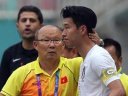 한국어 지시 엿듣던(?) 손흥민 쓰다듬으며 <strong>격려</strong>한 박항서