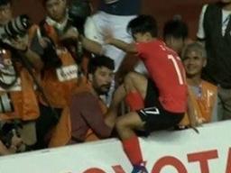 이승우, 日 상대로 골 넣고…日 기업 광고판 밟고 세레머니