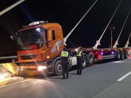 거가대교서 5시간 넘게 25t <strong>트레일러</strong> 음주난동…실탄 발사(종합)