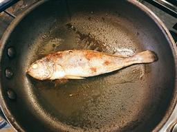 [한 끗 <strong>리빙</strong>]생선 구운 프라이팬, 이렇게 닦으면 비린내 싹 잡힌다