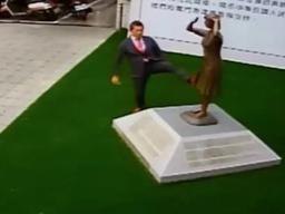 대만 소녀상 발로 찬 日<strong>우익</strong>에 항의 시위…"할머니 모욕한 행동, 용납 못 해"