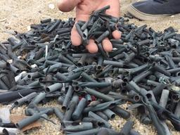 해변서 '펑펑' 쏜 폭죽… 바다 오염되고, 사람까지 다쳐