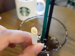 [강신우의 닥치Go]<strong>스타벅스</strong> ‘<strong>종이</strong><strong>빨대</strong>’, 커피에 1시간 담가보니