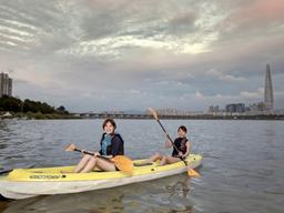 노을 속 카약 타는 나, 주인공이 따로 없네!