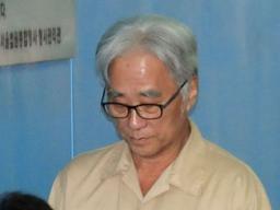 '상습 추행' <strong>이윤택</strong>, 징역 6년…법원 "연기지도라도 성추행 용인 안 돼"