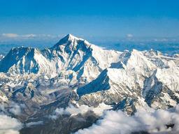 산악인들의 도전을 불러 일으키는 높은 산들 10