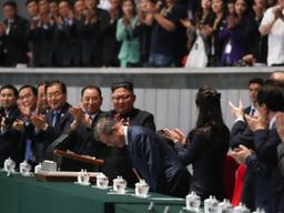 [서소문사진관]허리,무릎 모두 굽힌...문 대통령의 '폴더' <strong>방북</strong>