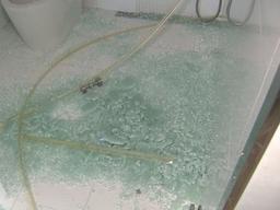 "수류탄 같은 <strong>폭음</strong>" 저절로 터진 강화유리…왜 일어나나