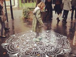 어두운 콘크리트 길에 깔린 백색 카펫