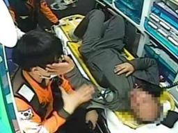 “구조하러 갔다가 매맞고”…구급대원들이 울고 있다
