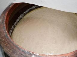 보글보글 누렇게 익는 <strong>막걸리</strong>… 80여년 묵은 맛과 향에 취하다