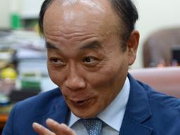 전원책 "촛불은 혁명이고 <strong>태극기</strong>는 왜 <strong>부대</strong>인가"