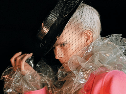 패션은 판타지로… 영화는 호러로