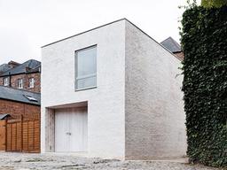 빨간 벽돌집에 둘러싸여 눈에 확 튀는 하얀 벽돌집