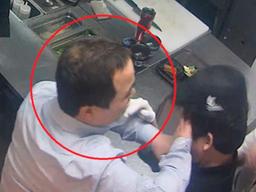 [단독 영상] 목조르고 밀치고...<strong>교촌치킨</strong> 회장 6촌, 직원 <strong>폭행</strong> '갑질'