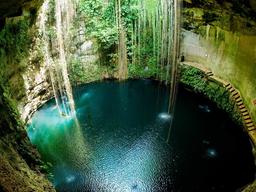 인위적으로는 절대 만들 수 없는 자연의 선물 '천연 수영장'