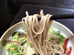 [혼밥남녀 푸드톡!]<34>10년 째 잊을 수 없는 레시피…‘<strong>메밀국수</strong> 샐러드’