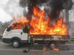 누군가 '툭' 던진 담배꽁초에 달리던 화물트럭 전소