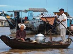흔들리며 말아먹는 국수… 살아 숨 쉬는 메콩강의 아침
