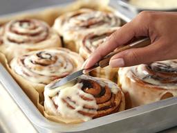 깊고 그윽한 매력의 디저트, 커피와 찰떡궁합 <strong>시나몬</strong>롤 맛집!