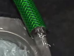 "김장 망치지 않게 고무호스 멀리하세요"