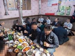 <strong>오거돈</strong> 회식 논란, SNS에 사진 올렸다 뭇매 맞고 사과