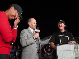 ‘900만 달러 현금뭉치’…고개숙인 타이거 <strong>우즈</strong>, 파안대소 필 미켈슨