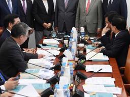 <strong>장제원</strong> “니가 뭔데” 조응천 “너 몇년생이야” 고성 오간 예산소위