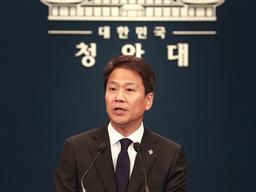 <strong>임종석</strong> <strong>비서실장</strong> “더 엄격한 자세로 일해야”