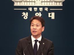 <strong>임종석</strong> 비서실장 “더 엄격한 자세로 일해야”