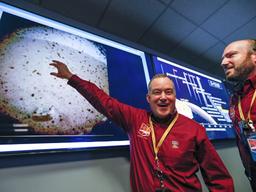 [서소문사진관]인사이트호가 보내온 첫 사진, 화성 표면이 <strong>얼룩</strong>덜룩?