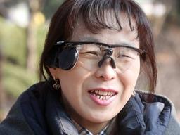 ‘전자 눈’ 기적 … 실명 50대, 10년 수족돼준 남편 얼굴이 보였다