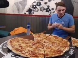 "다 먹으면 65만원" 아직 성공한 사람 없는 '괴물 피자'