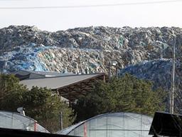 <strong>폐기물</strong> 7만4천t 거대한 쓰레기산…"악취·먼지에 못 살겠다"