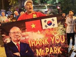 박항서의 베트남, 우승이 보인다.. 베트남 팬들 태극기까지 흔들어