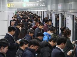 "밀지 마세요"…9호선 연장 후 첫 출근길 혼잡 극심