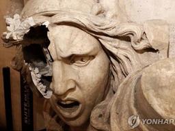 프랑스 '노란조끼' 과격 시위로 파리 상징 개선문 <strong>훼손</strong>