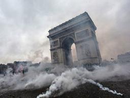 <strong>프랑스</strong> '<strong>노란</strong><strong>조끼</strong>' <strong>시위</strong> 격화일로…80세 女, 얼굴에 최루탄 맞아 사망