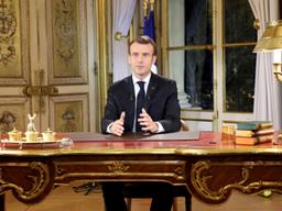 "월 최저임금 13만원 인상"···<strong>마크롱</strong>, 노란조끼에 '항복'