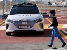 곡선 구간 스스로 감속… 보행자 나타나자 급제동