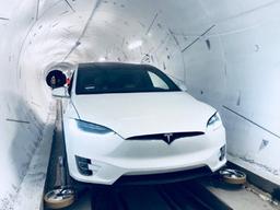 머스크, 도심 고속차량터널 첫 공개