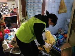 2t 쓰레기더미서 18년간 지내온 가족…경찰·주민센터 청소지원