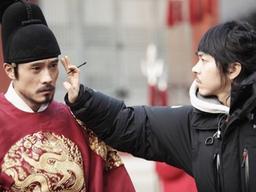 “이병헌에 변발 <strong>분장</strong>해 보고 싶어… 그래도 멋있겠죠”