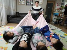 [커버스토리]네 아이 <strong>아빠</strong> ‘82년생 부부’ 이종섭씨의 눈물콧물 현실<strong>육아</strong>