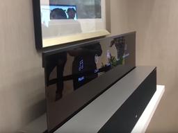 [<strong>체험기</strong>]버튼 하나 눌렀을 뿐인데 TV 화면이 돌돌 말린다